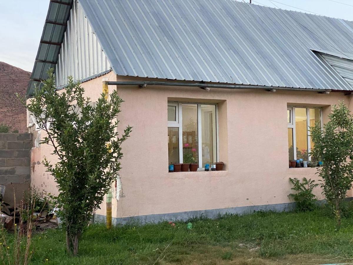 Rozalinda Guesthouse Naryn Extérieur photo